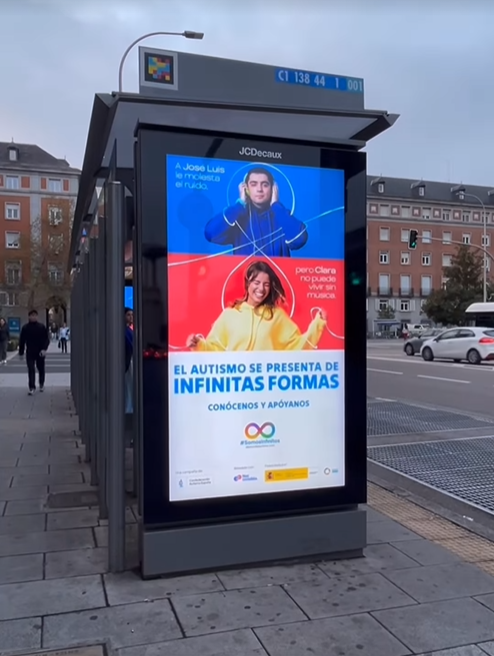 Fotografía de la marquesina del autobús en Madrid, con la imagen de la campaña del día mundial del autismo 2025